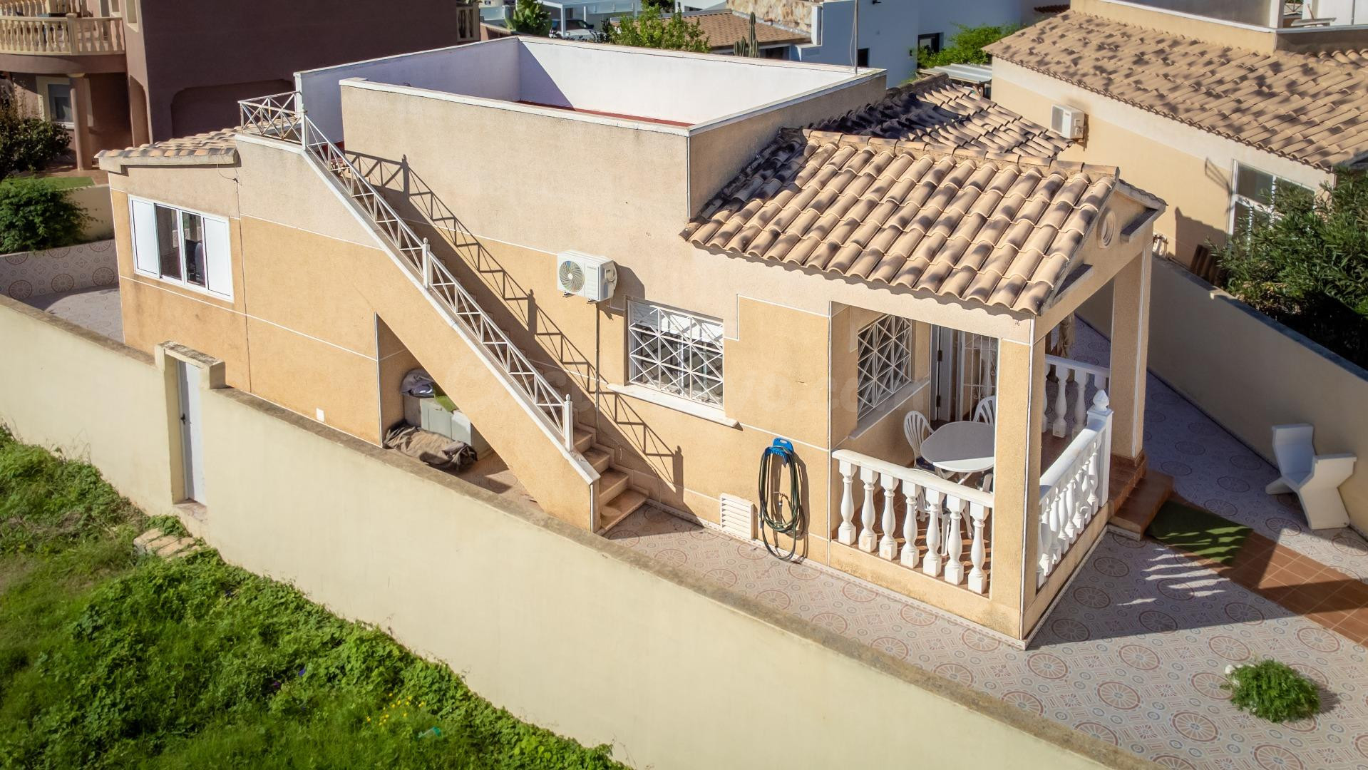 🌞 Encantador chalet independiente en Urb. Baños de Europa – Torrevieja 🌴