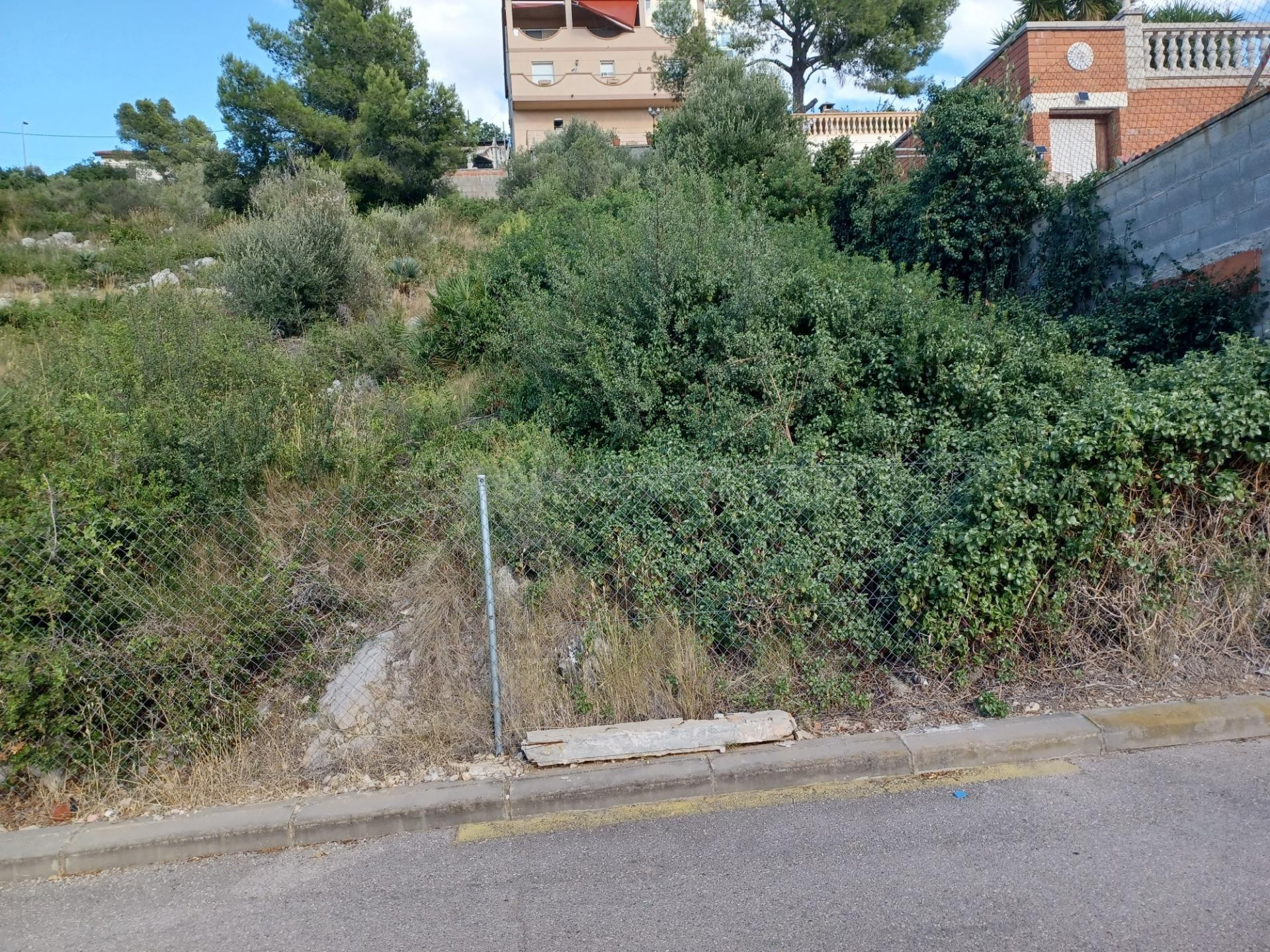 Terreno urbano edificable en venta de 814 m2 en zona residencial de Cunit