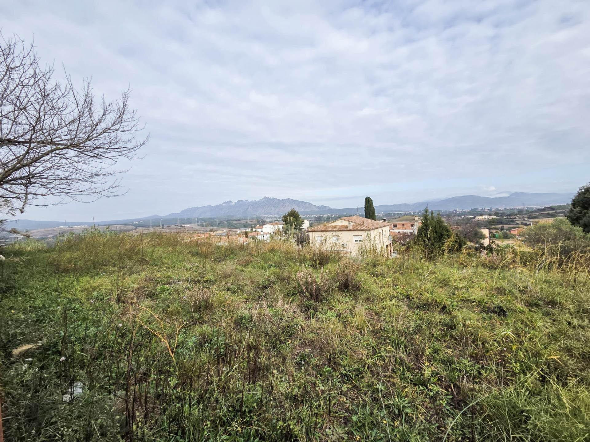 Terreno edificable de 3.636 m2 edificable en urbanización Can Parellada de Masquefa