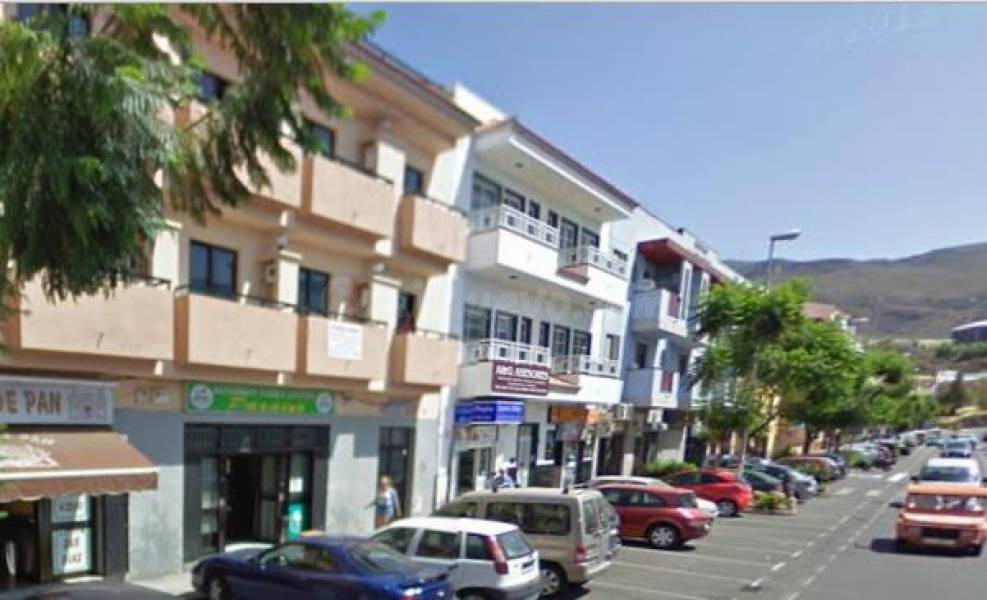 Edificio con 5 apartamentos, 2 locales  comercial y garaje  en Valle san Lorenzo.