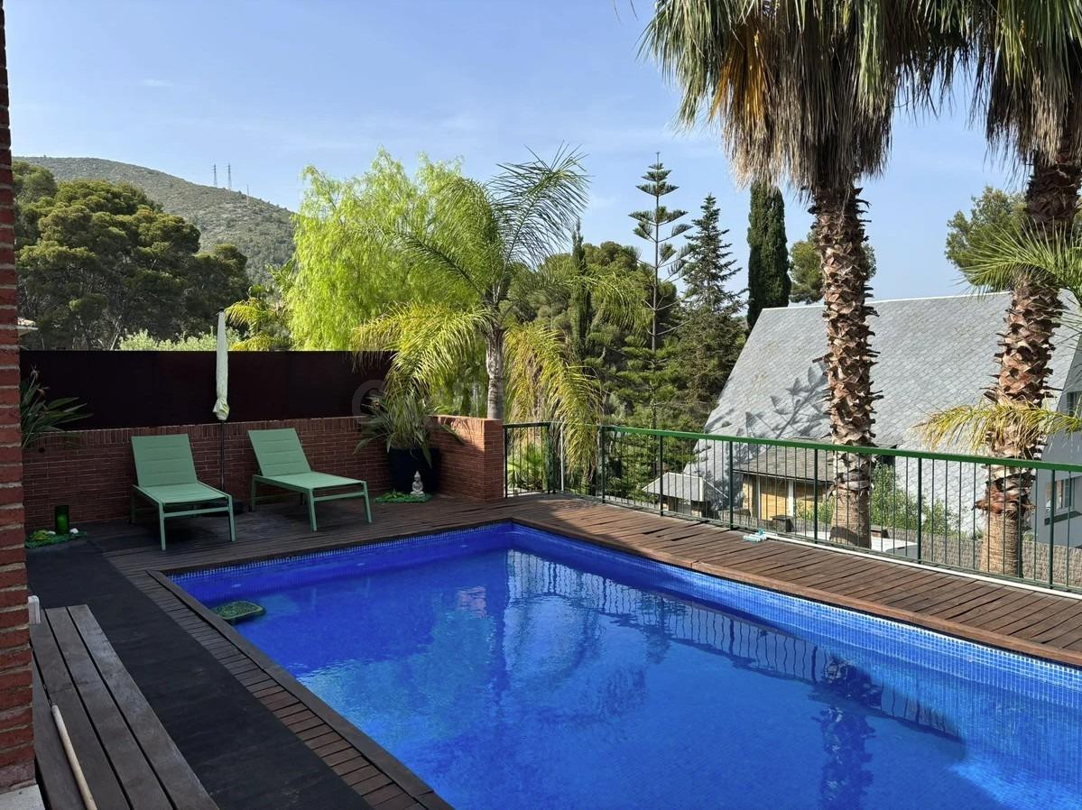 ESPECTACULAR CASA DE LUJO UNIFAMILIAR CON JARDÍN, PISCINA Y ASCENSOR EN CASTELLDEFELS