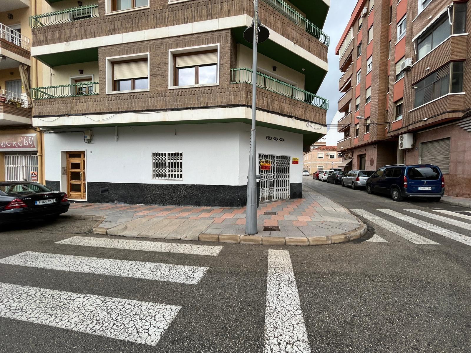 Local en Avenida de Elda de Petrer - ¡Oportunidad Única!
