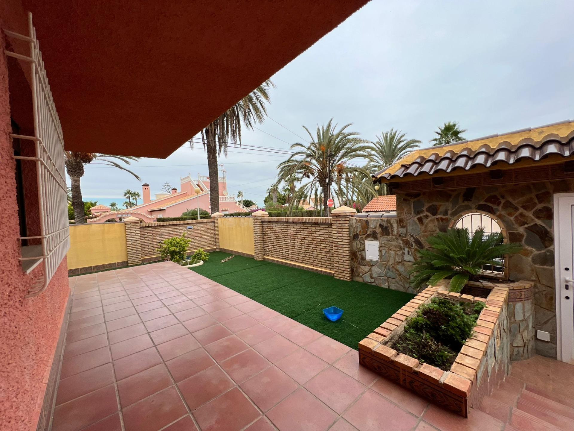 IMPRESIONANTE CHALET DE 5 DORMITORIOS EN CABO ROIG A TAN SOLO 350M DEL MAR!!!! - foto 3