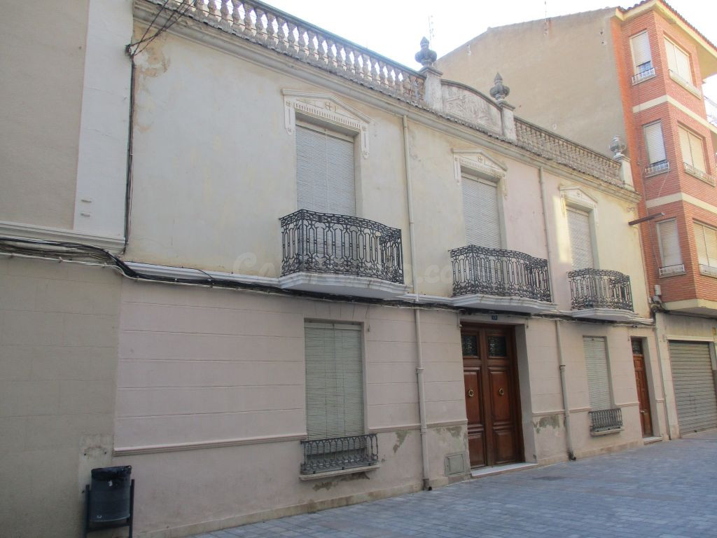 CASA DE 550 M2 CON  PATIO DE 260 M2  Y GARAJE DE 150 M2.
