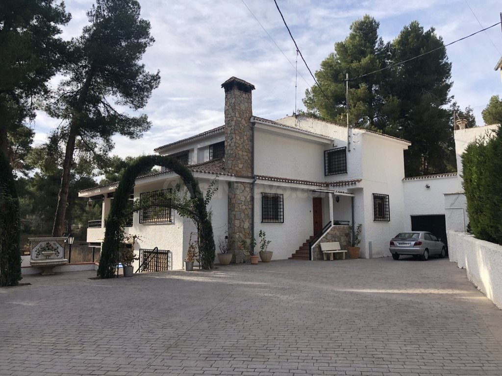 ESPECTACULAR CHALET EN ALMANSA CERCA DE CASCO URBANO