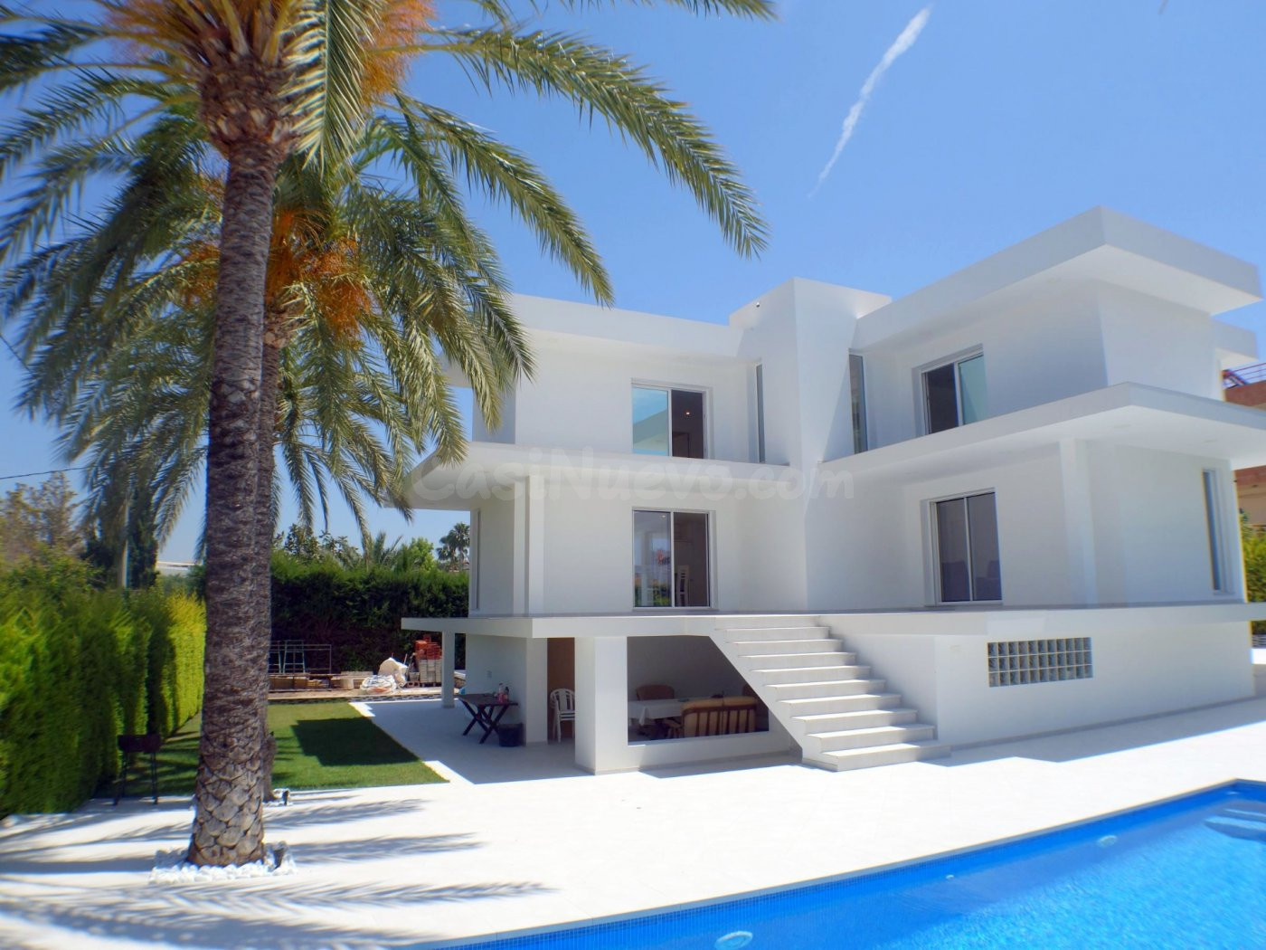 Exclusiva villa unifamiliar con personal diseño, esta ubicada en zona Rincon de Loix.