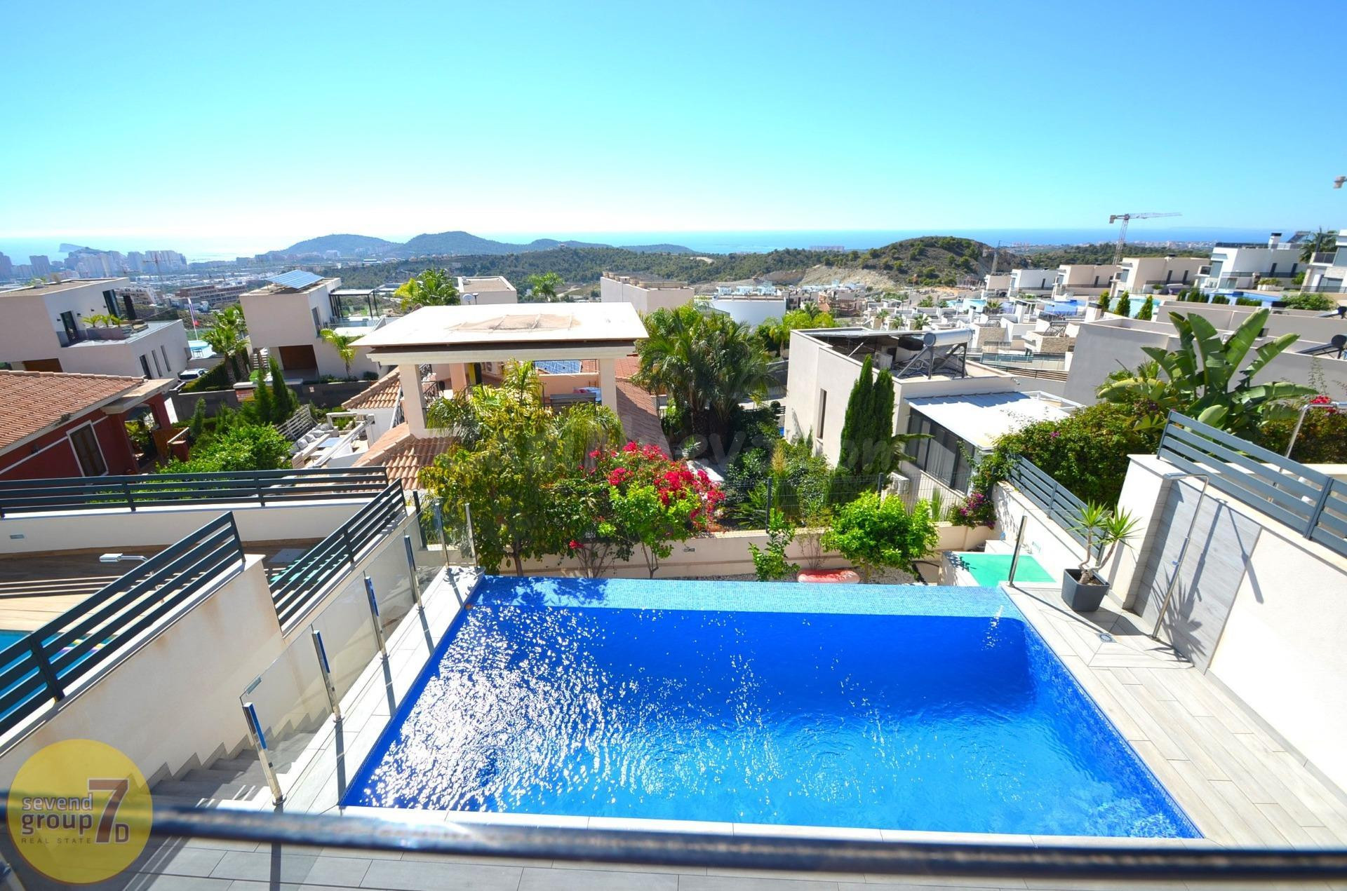 SE VENDE CHALET DE TRES DORMITORIOS CON PISCINA Y VISTAS AL MAR EN FINESTRAT