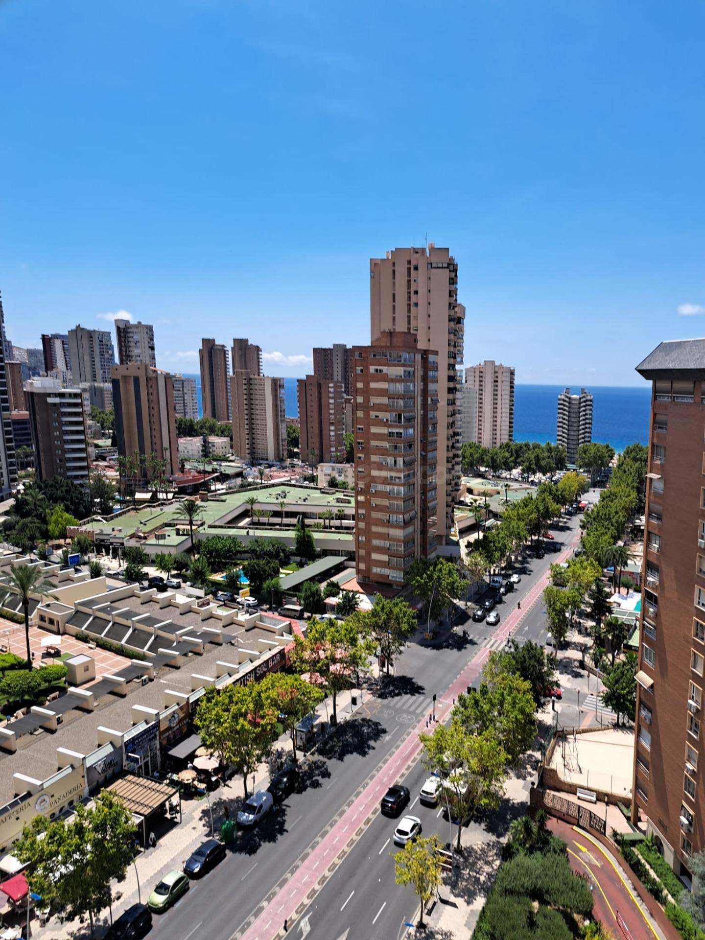Amplio piso con 4 dormitorios y vistas al mar y Benidorm en zona Levante.