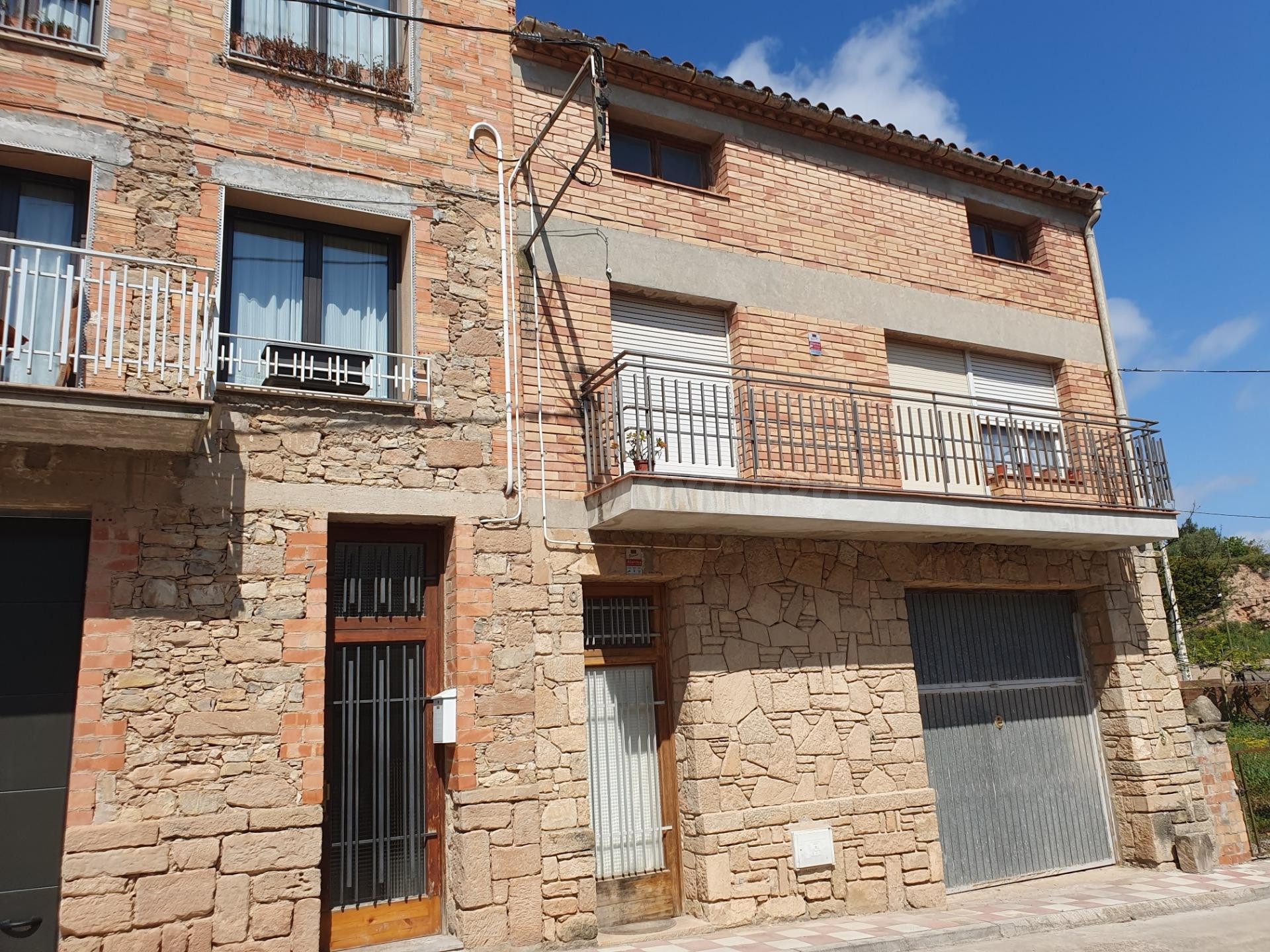 CASA EN VENDA A SANT MARTÍ DE TOUS -  GARATGE + PIS + GOLFES + JARDÍ