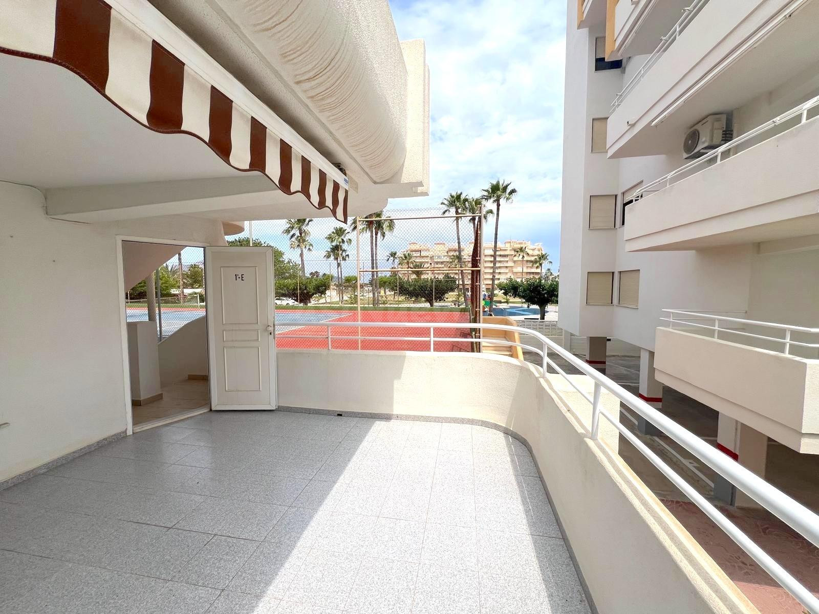 FANTÁSTICO APARTAMENTO EN PLAYA DE XERACO CON AMPLIA TERRAZA, GARAJE, TENIS, ..
