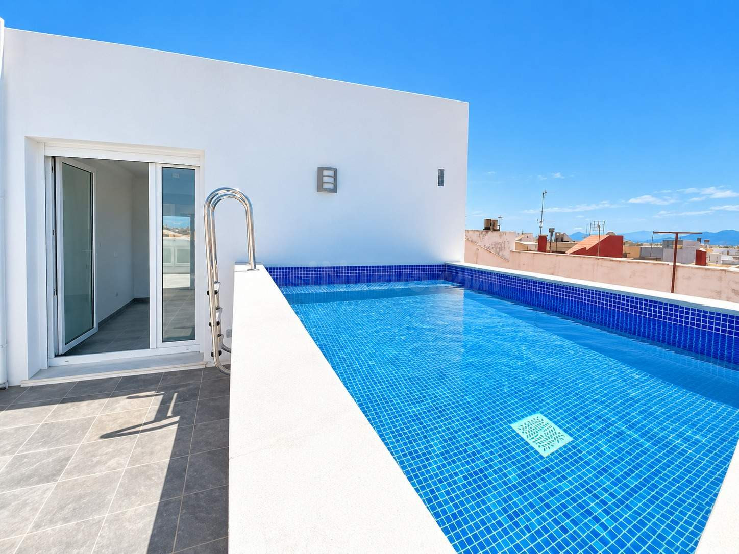 CASA DE DISEÑO A ESTRENAR CON GARAJE EN PILES CONSTRUIDA EN 2024. PISCINA CHILLOUT PRIVADA.