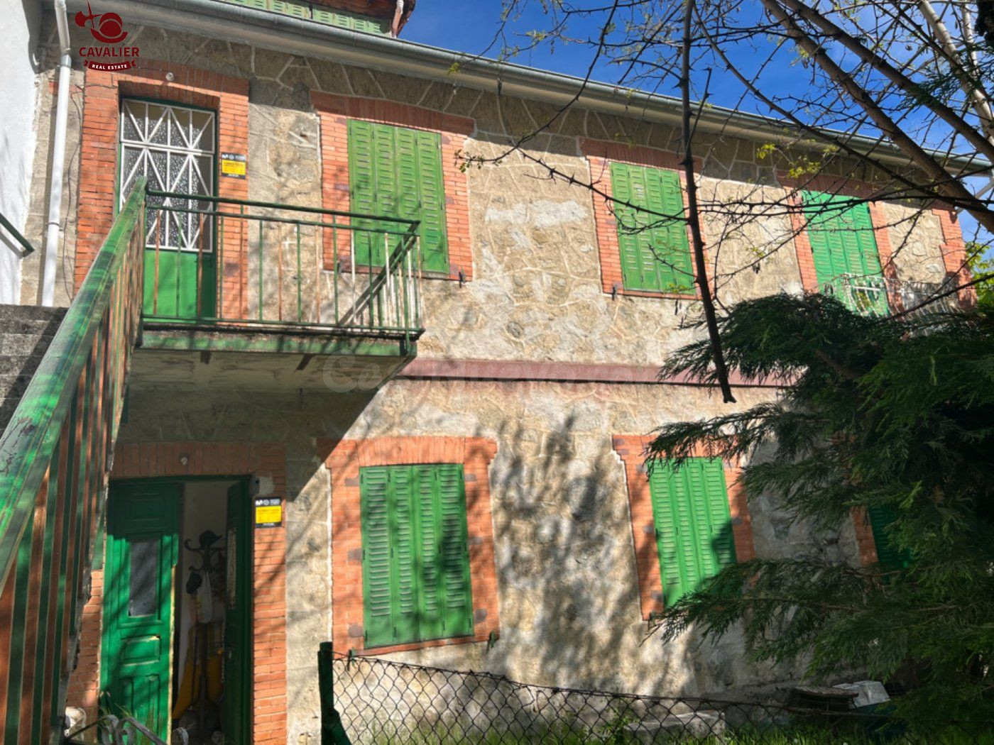 Dos preciosos y antiguos chalets independientes de 406m2 y 63m2 en parcela de 710m2.