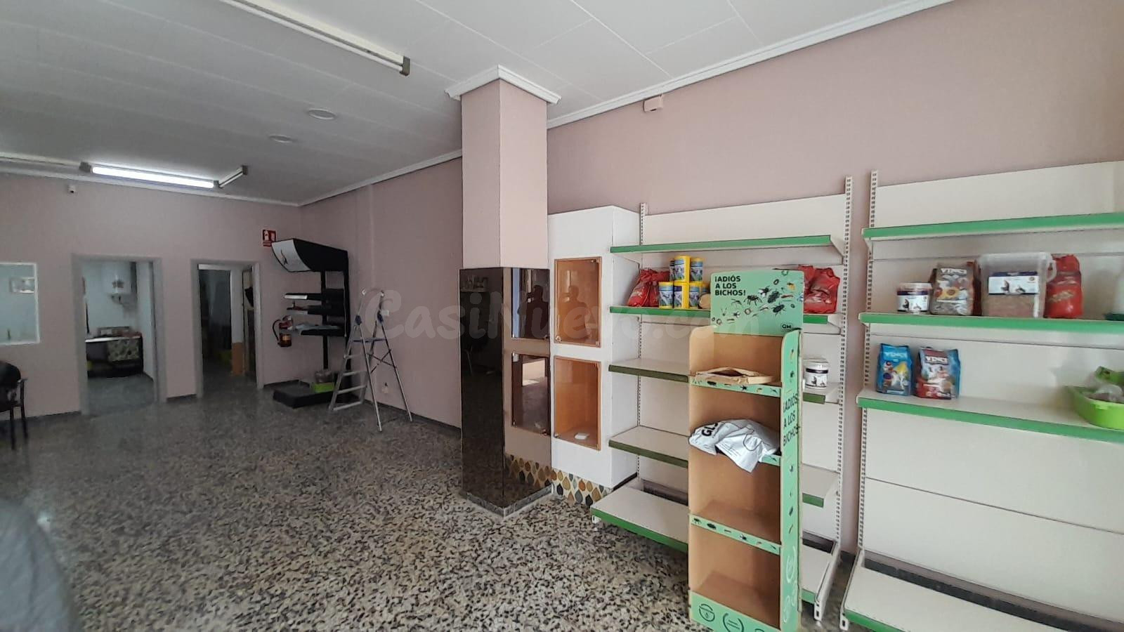 PLANTA BAJA  COMERCIAL EN JOAQUIN NAVARRO ESQUINA SAN VICENTE