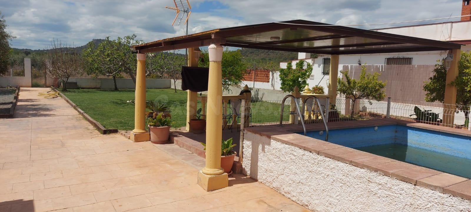 CASA DE CAMPO CON PARCELA AMPLIA Y PISCINA EN LLIRIA