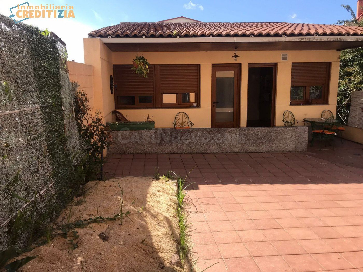 CASA CON TERRAZA Y PISO