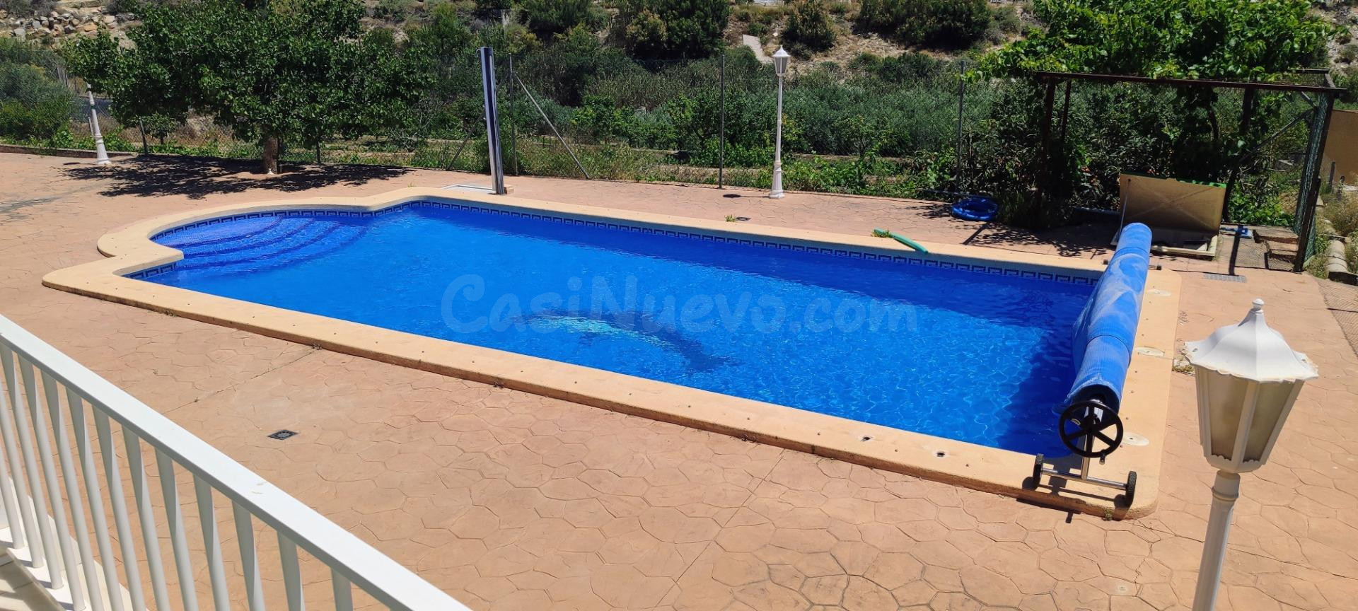 CASA EN FINES ( ALMERIA ) DE 4 habitaciones CON TERRENO Y PISCINA.