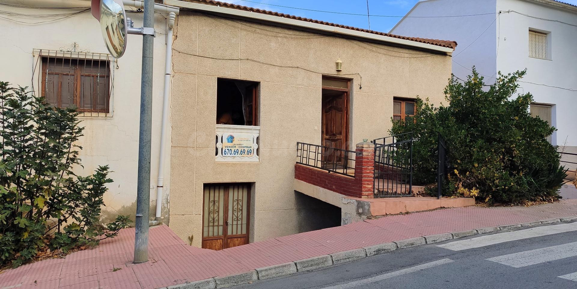 SERÓN ( ALMERÍA ). VENTA DE CASA PARA REFORMAR EN EL CENTRO  DEL PUEBLO.