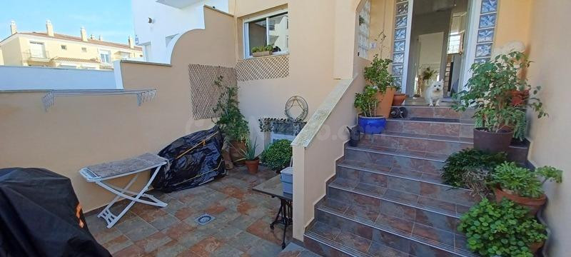 Amplio adosado totalmente reformado con Apartamento independiente.