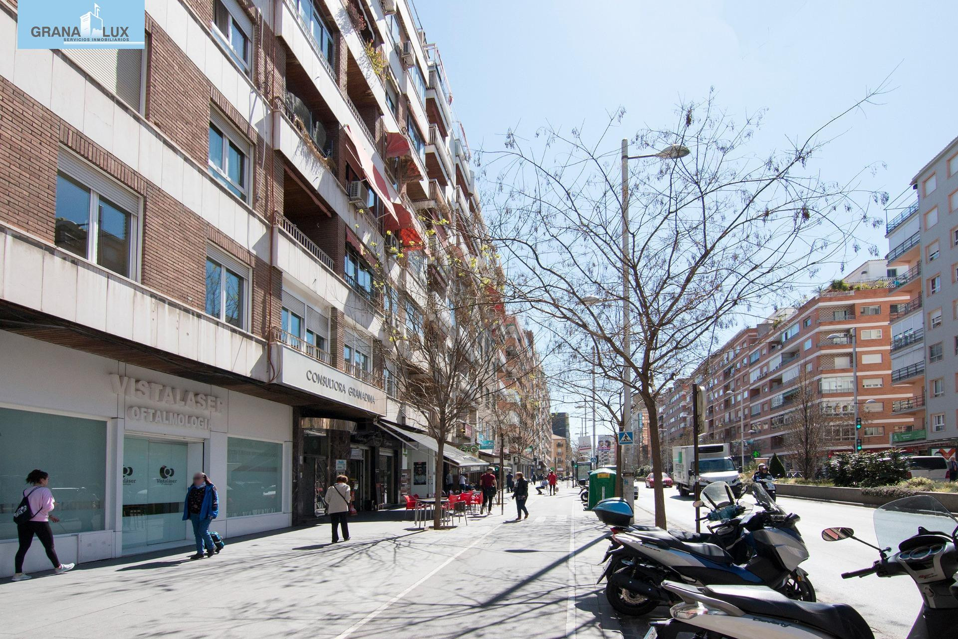Camino de Ronda. Piso en planta alta con 5 dormitorios, garaje y trastero, calefacción central.
