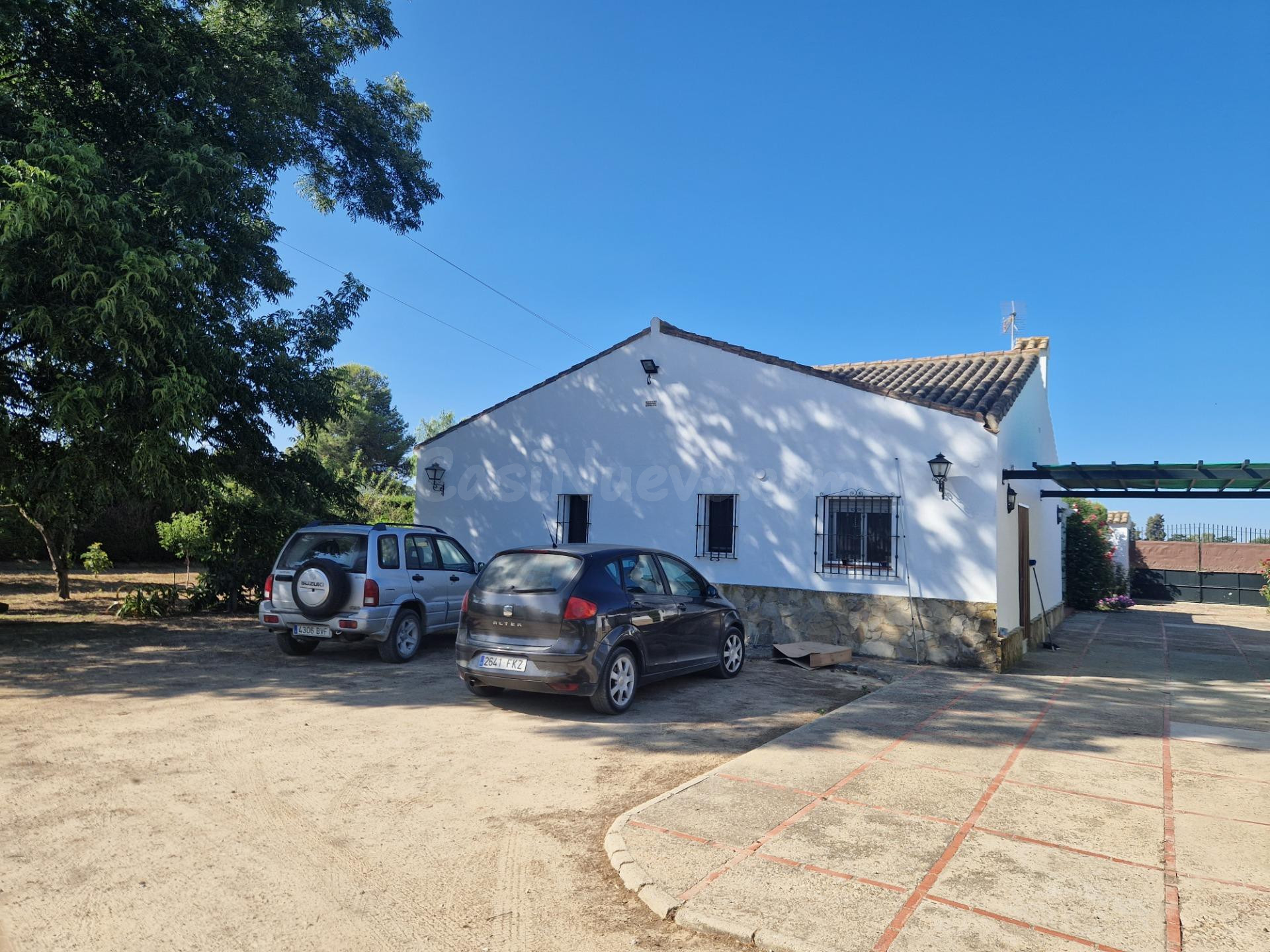 Finca rústica con dos viviendas, piscina y 56.000 m2 de tierras de regadío a 10 minutos de Jerez