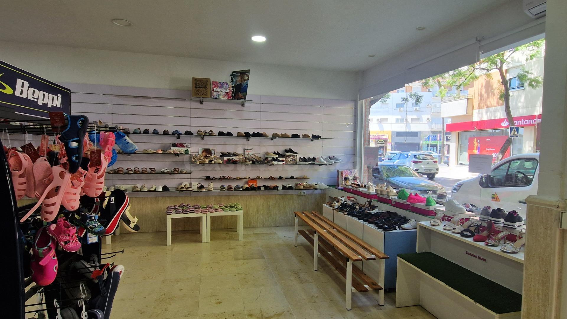 Local comercial con amplio escaparate en Puerta del Sur