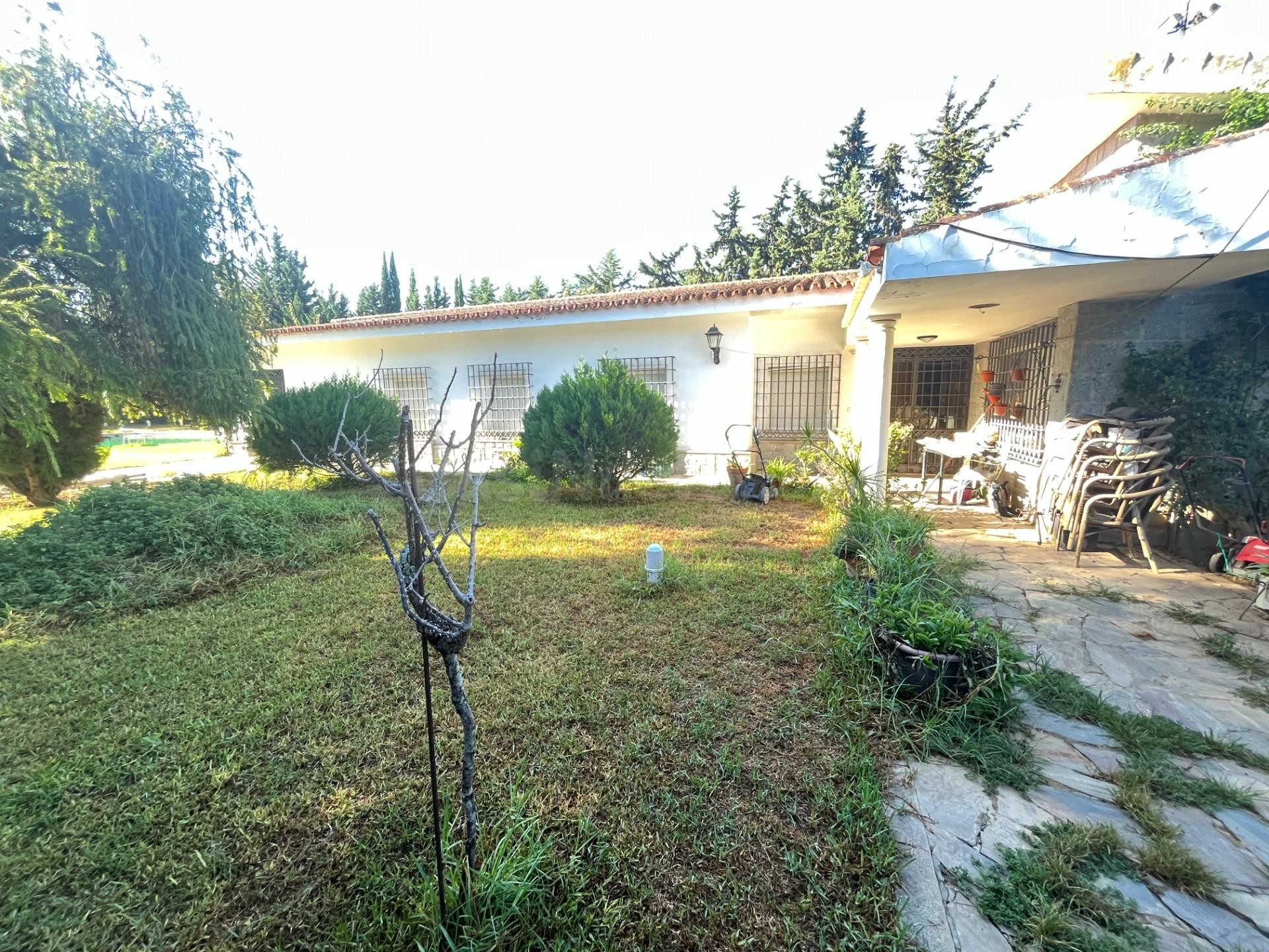 GRAN CHOLLO-FINCA URBANA DE 2600 METROS CON GRAN CHALET , DOS  VIVIENDAS,  TRASTERO Y PISCINA