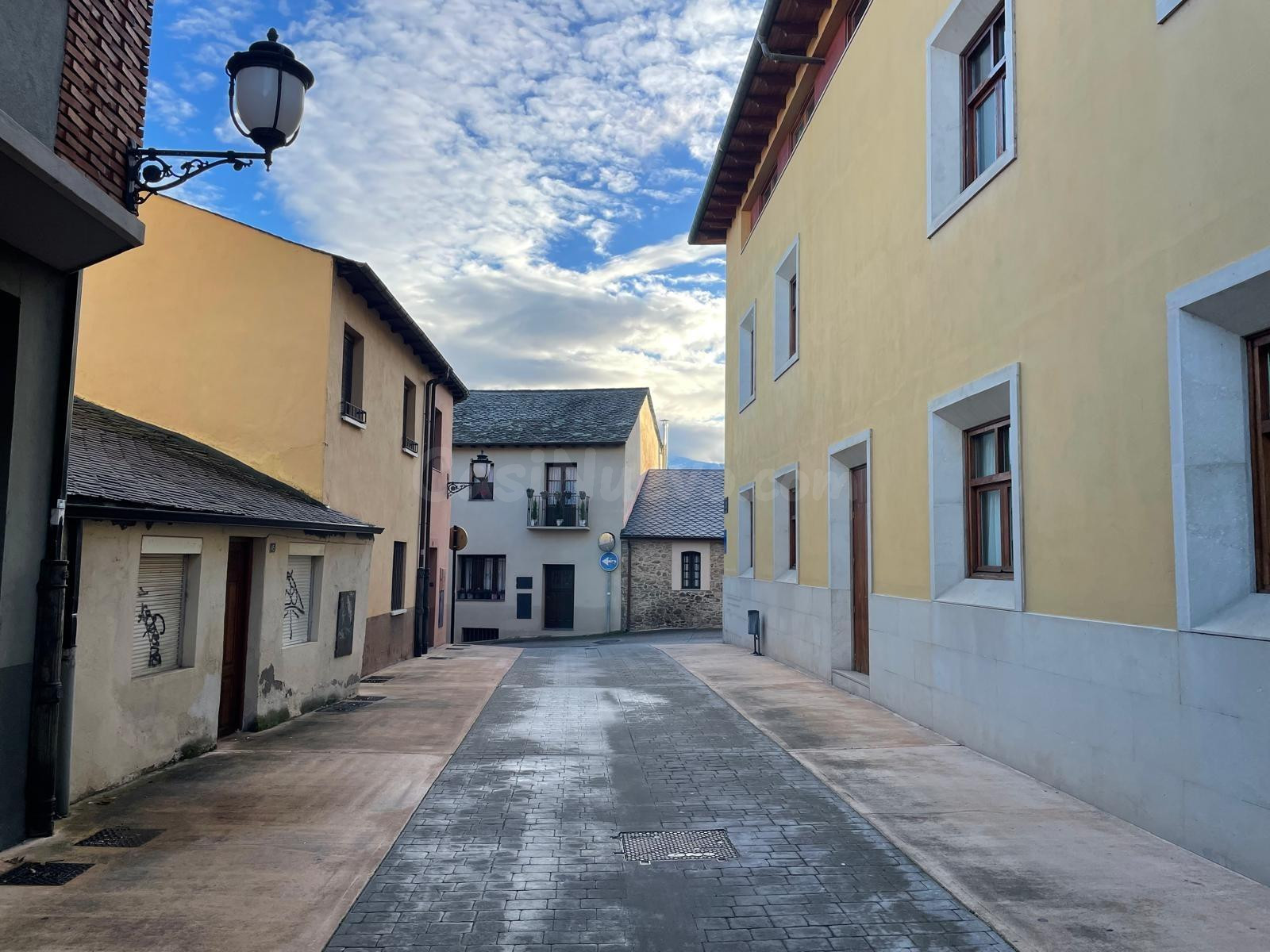SE VENDE CASA CON TERRENO EN CASCO ANTIGUO