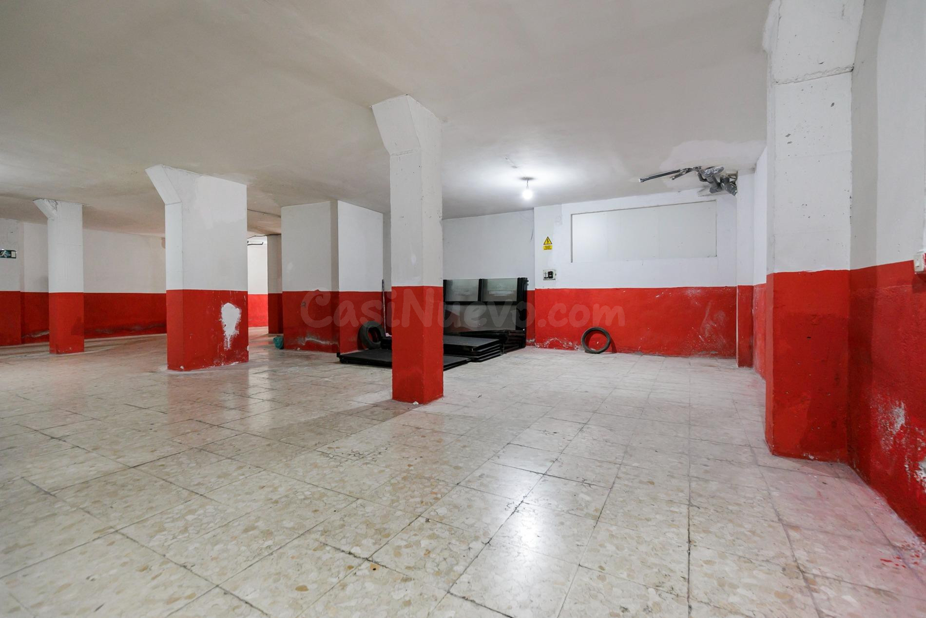 Local Comercial con 254 metros cuadrados junto a Carretera de la Sierra.