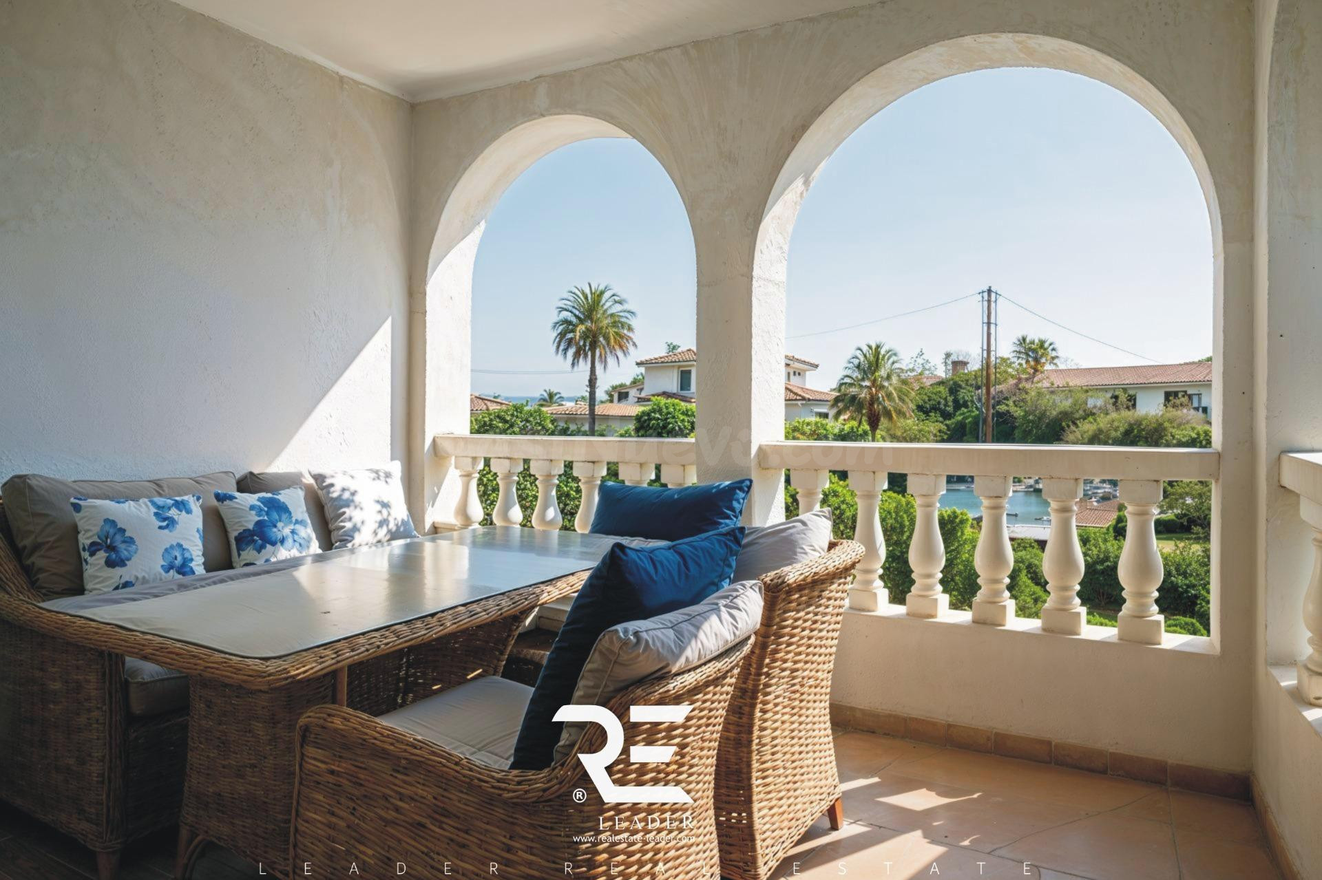PRECIOSO APARTAMENTO CON AMPLIA TERRAZA Y LICENCIA TURÍSTICA EN PRIMERA LÍNEA DE PLAYA !!