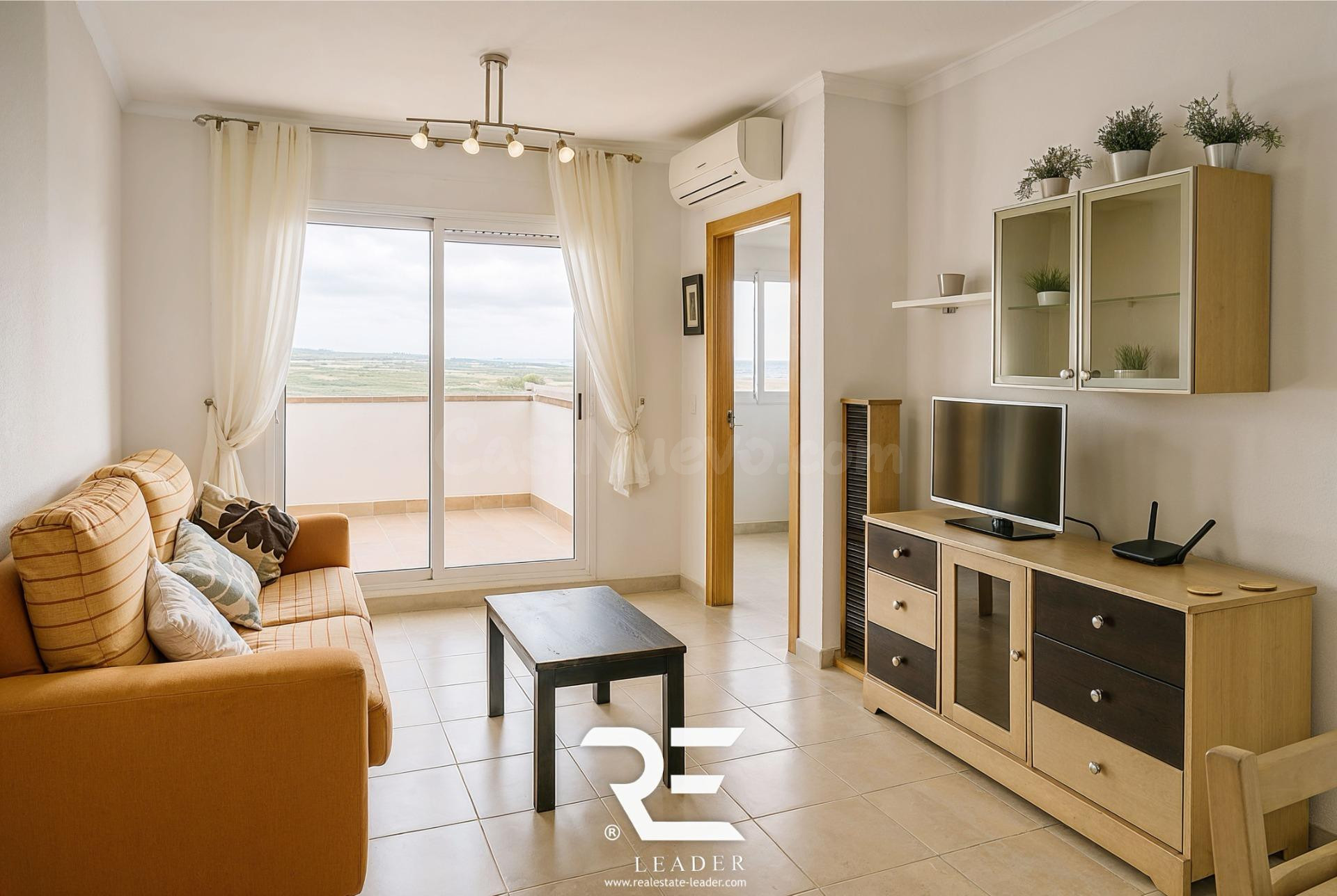 APARTAMENTO SEMINUEVO EN PRIMERA LÍNEA CON TERRAZA, PISCINA Y LICENCIA TURÍSTICA !!