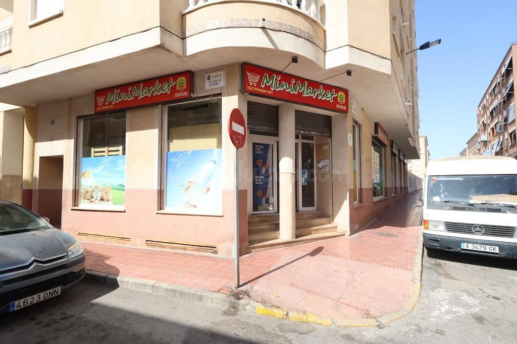 Se vende local comercial en Torrevieja – Esquina con gran visibilidad y potencial