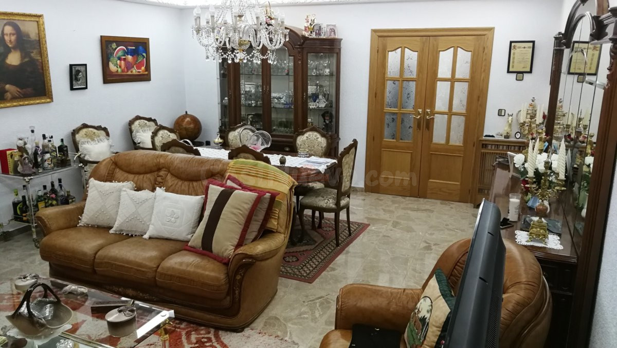 SORPRENDENTE...SE VENDE CASA DE LUJO INDEPENDIENTE, CON LOCAL, A 3 MINUTOS DEL CENTRO DE ALBACETE