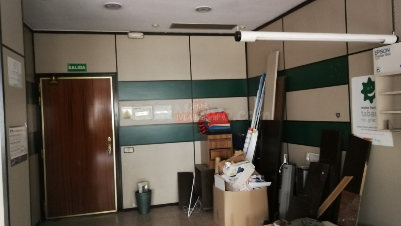 OCASION! SE ALQUILA GRAN ENTREPLANTA CON DIVERSOS DESPACHOS Y OFICINAS, EN EL CORAZON DE ALBACETE