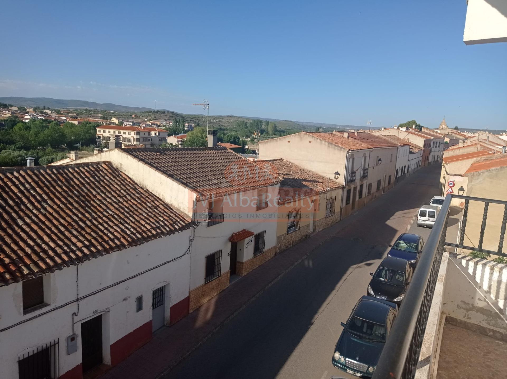 SE VENDE PISO Y LOCAL EN SAN PEDRO(PUEBLO) EN BUEN ESTADO, CON 5 DORMITORIOS.