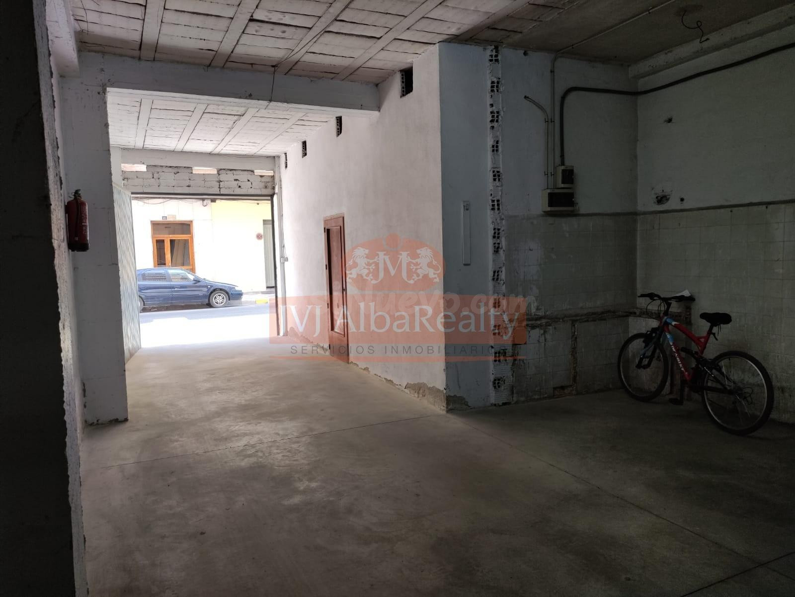 SE VENDE LOCAL CON VADO, EN ZONA ENSANCHE-CIRCUNVALACION.