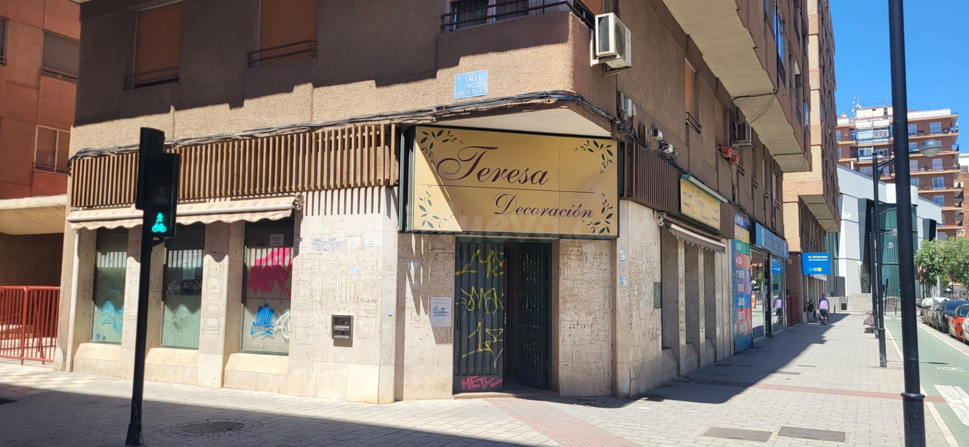 SE VENDE LOCAL COMERCIAL A 2 CALLES, CHAFLÁN EN ARQUITECTO VANDELVIRA. CON MULTITUD DE POSIBILIDADES