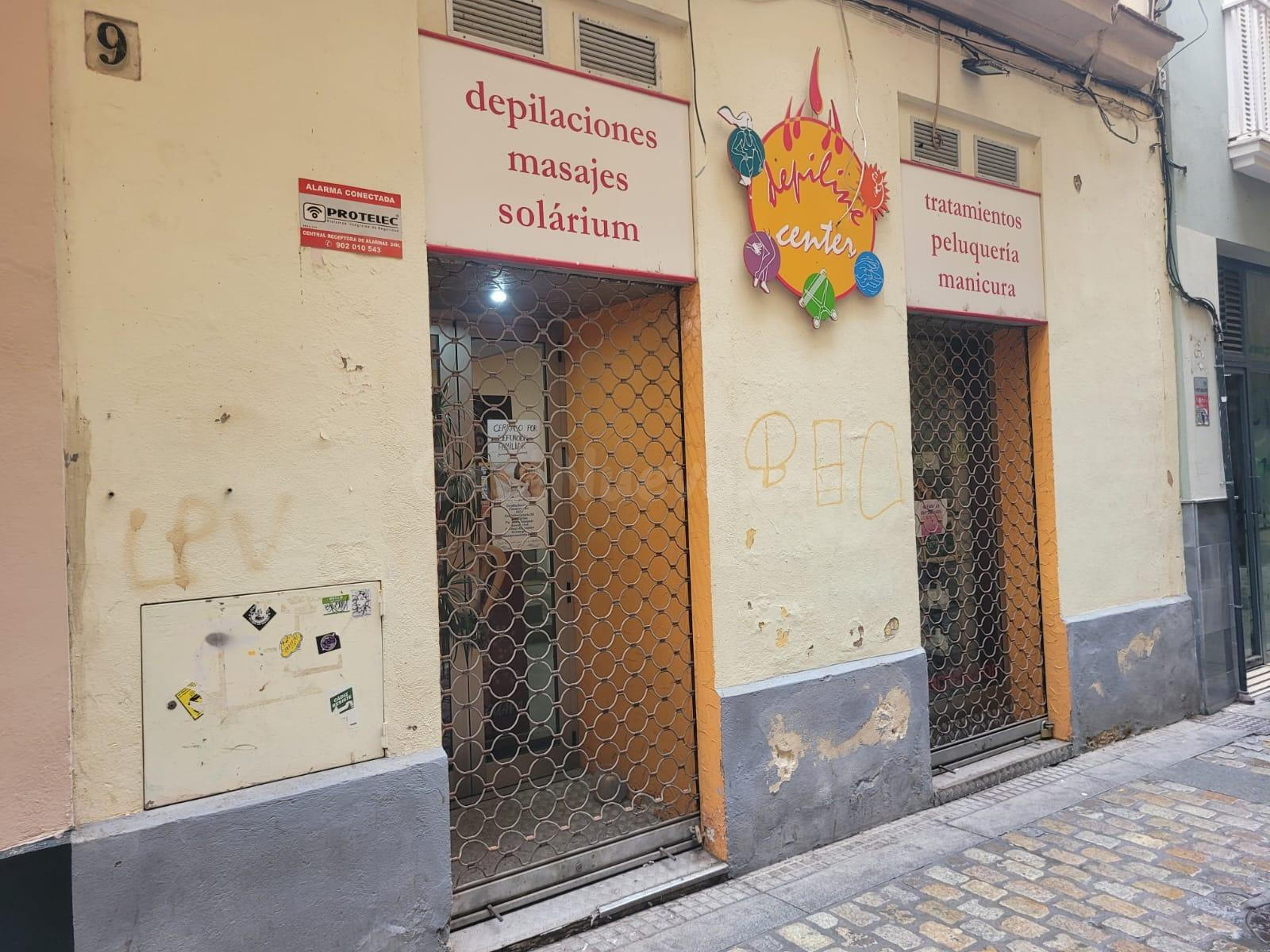 ¡Tu Negocio y Vivienda en el Corazón de Cádiz: 130m2 de Posibilidades Infinitas!