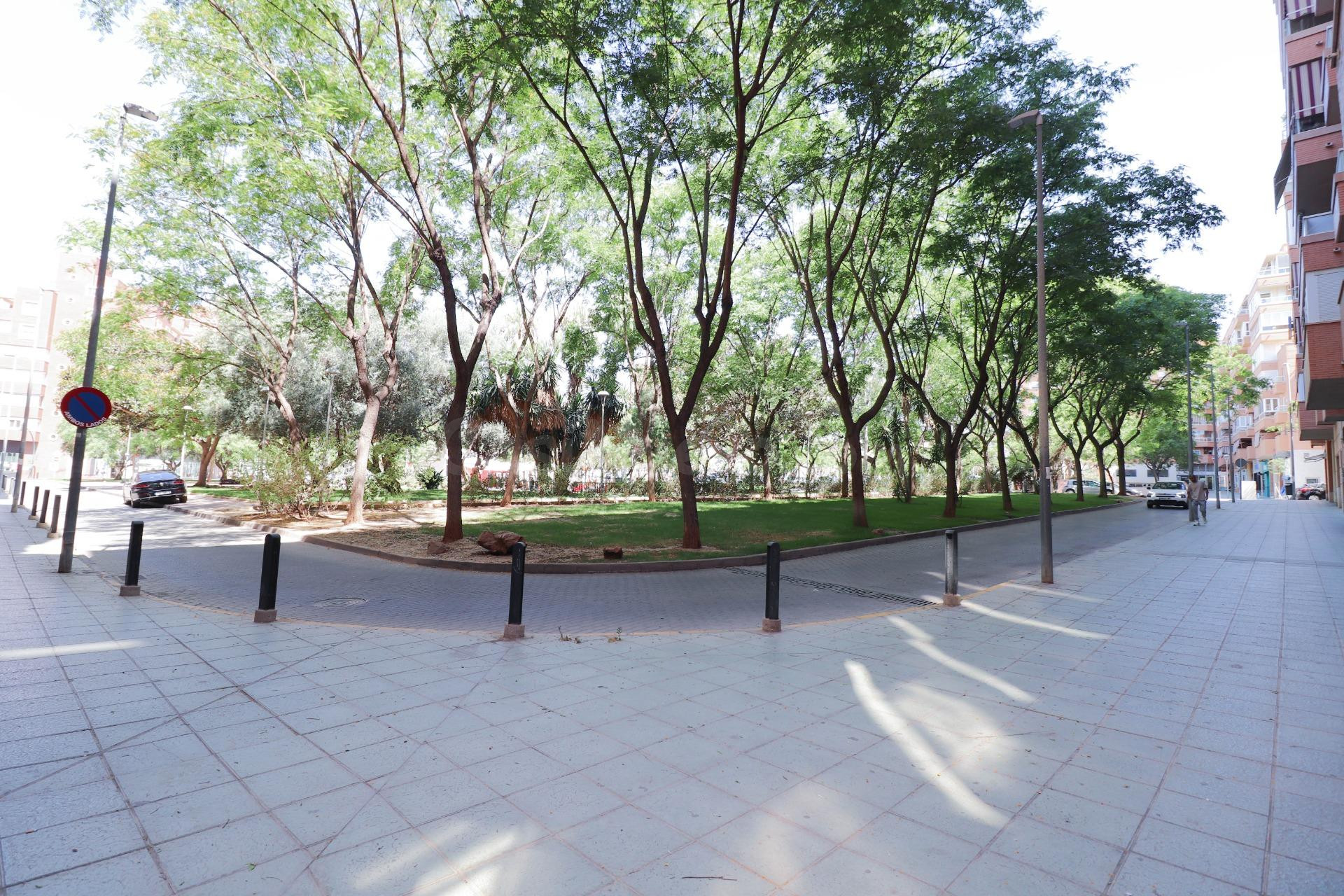 Local Comercial Insonorizado en Plaza Gaudí, Almería.