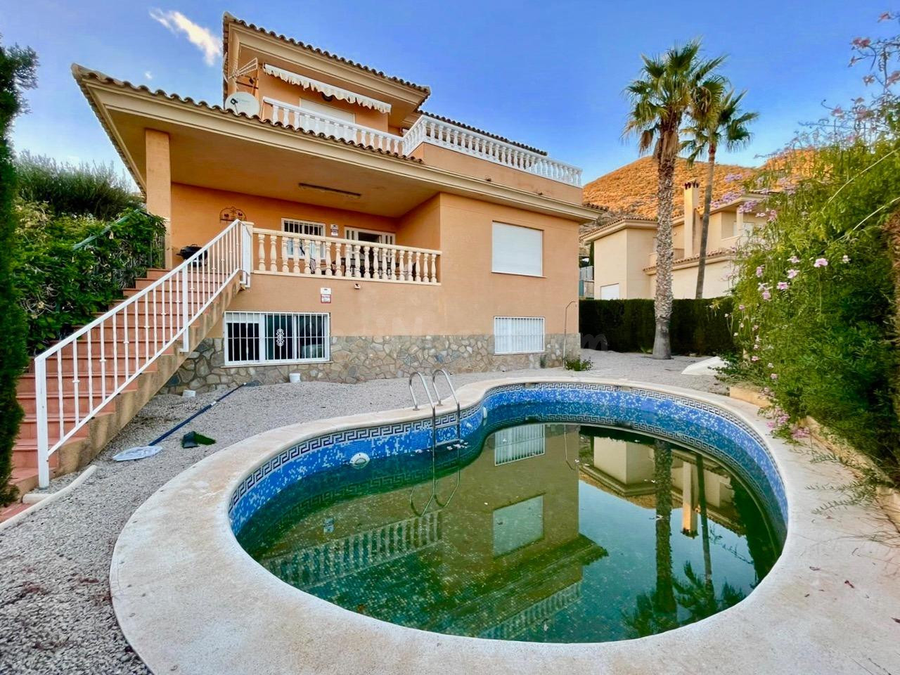 VILLA DE LUJO CON EXCELENTES VISTAS AL MAR Y PISCINA PRIVADA, EN GOLF BAHIA