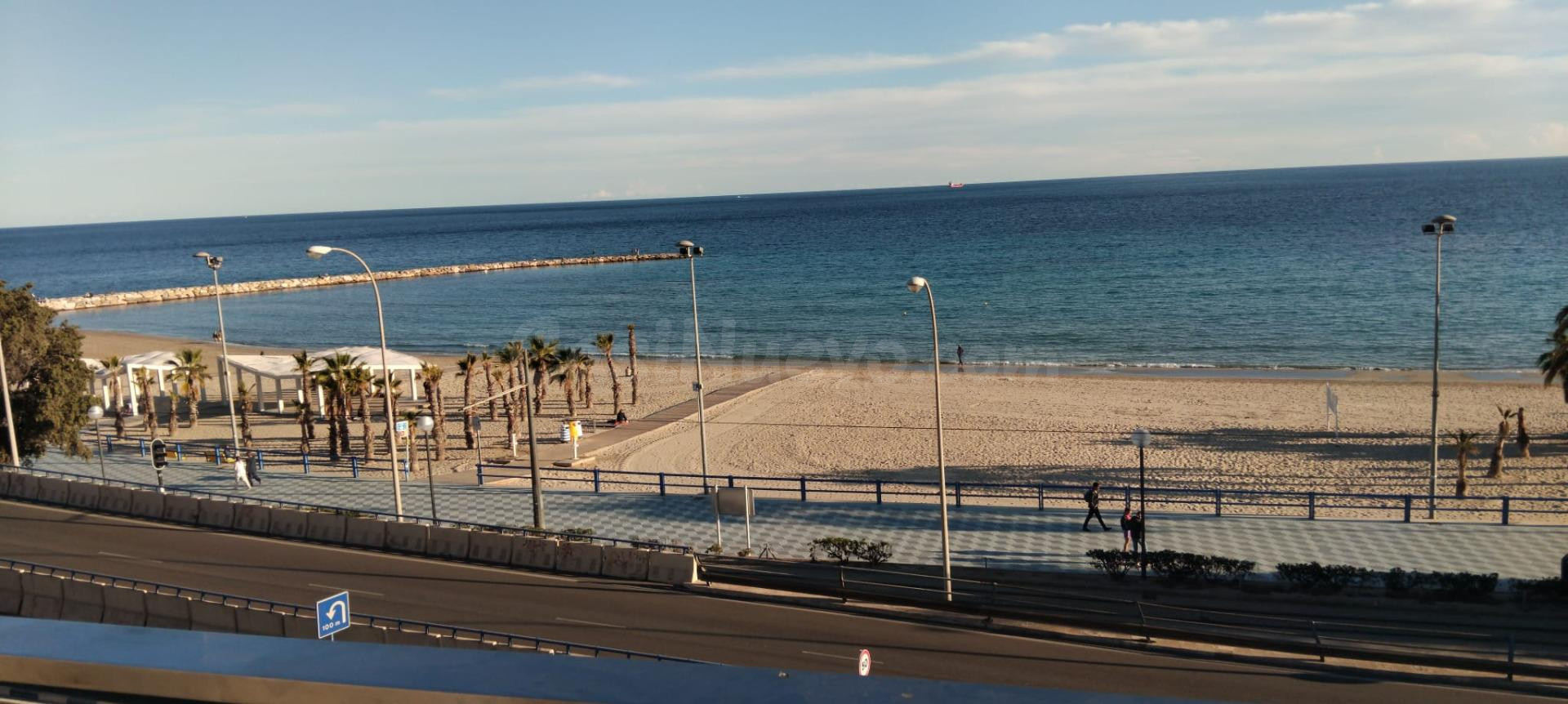 Junto a la Playa del Postiguet: Local Comercial y Vivienda en Primera Línea