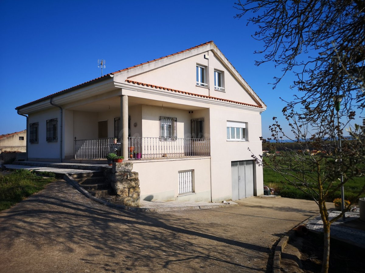 Urbis te ofrece un espectacular terreno con chalet en venta en Ciudad Rodrigo, Salamanca.