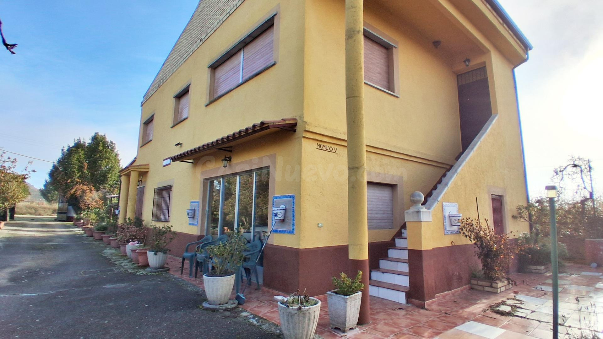 CASA CON TERRENO RÚSTICO VENTA ALMENARA DE TORMES. Urbis te ofrece una casa con terreno rústico en venta en Almenara de Tormes, Salamanca.