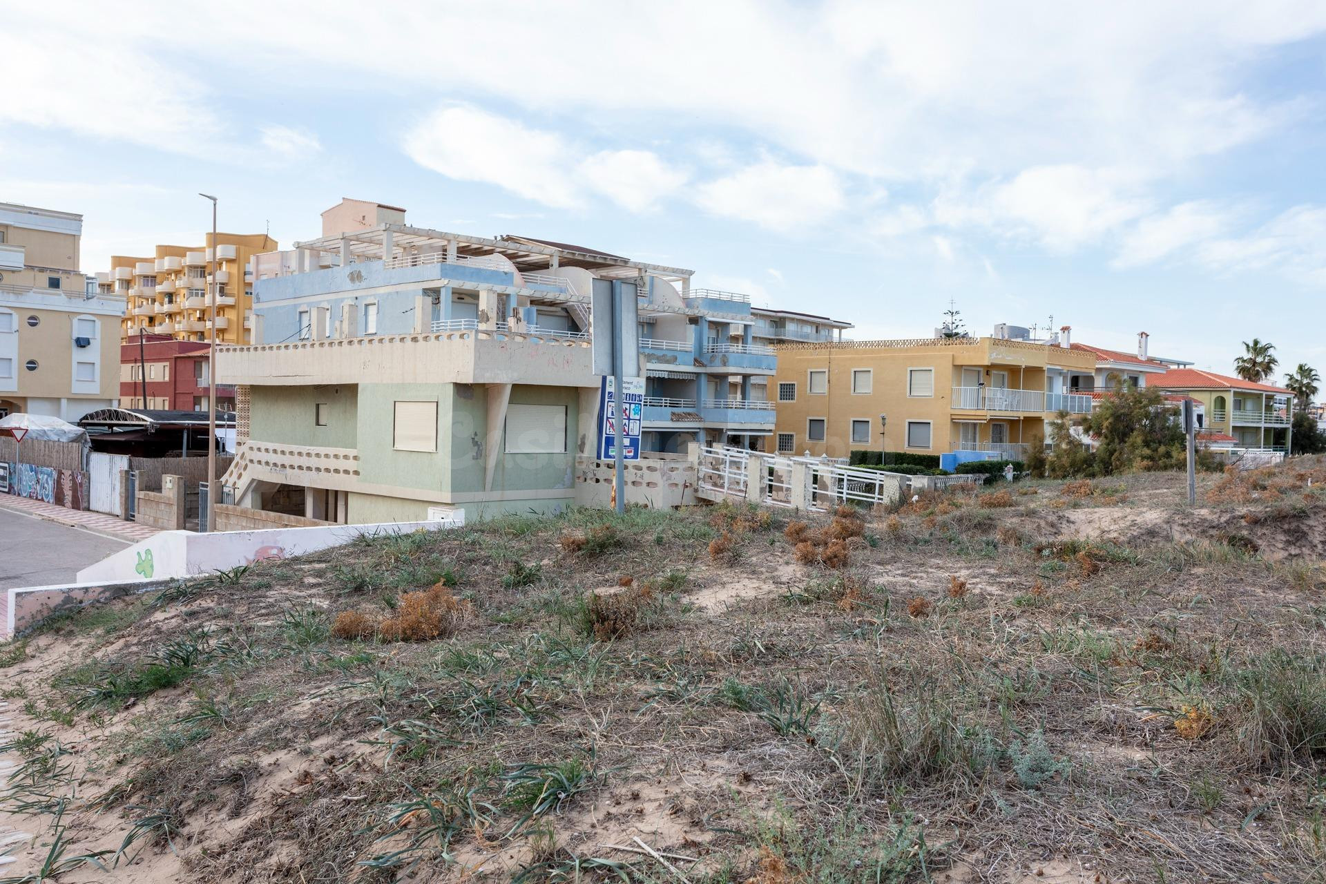 Vive el mar desde casa: parcela exclusiva en primera línea de playa en Xeraco