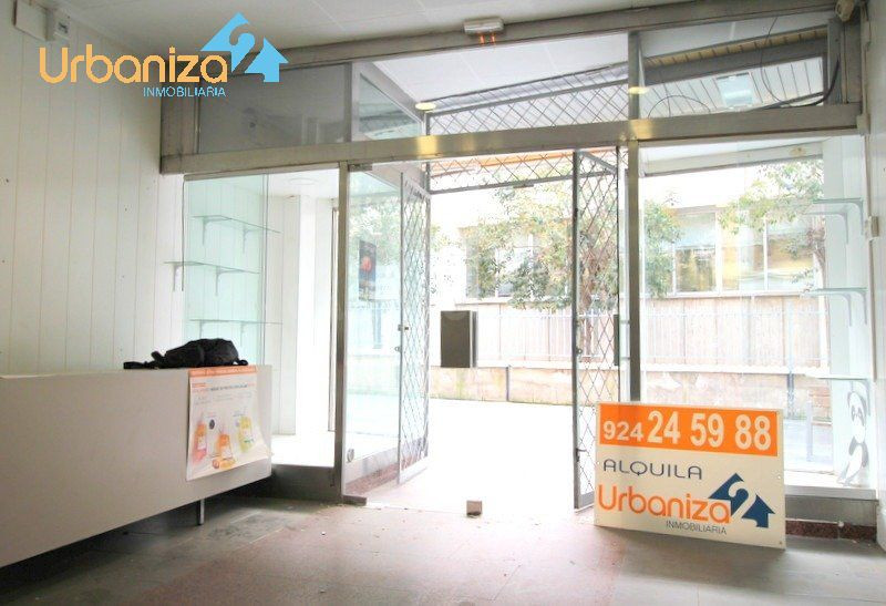 LOCAL COMERCIAL EN UNA DE LAS MEJORES  CALLES PEATONALES DE BADAJOZ . 206 m2  CON ESCAPARATES