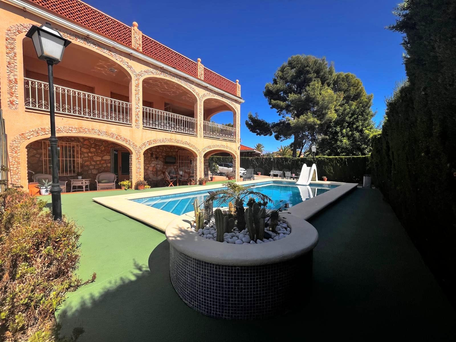 MAGNIFICO CHALET INDEPENDIENTE CON APARTAMENTO DE INVITADOS, PISCINA PRIVADA, GARAJE, BARBACOA, BUENAS VISTAS Y MUCHO MAS