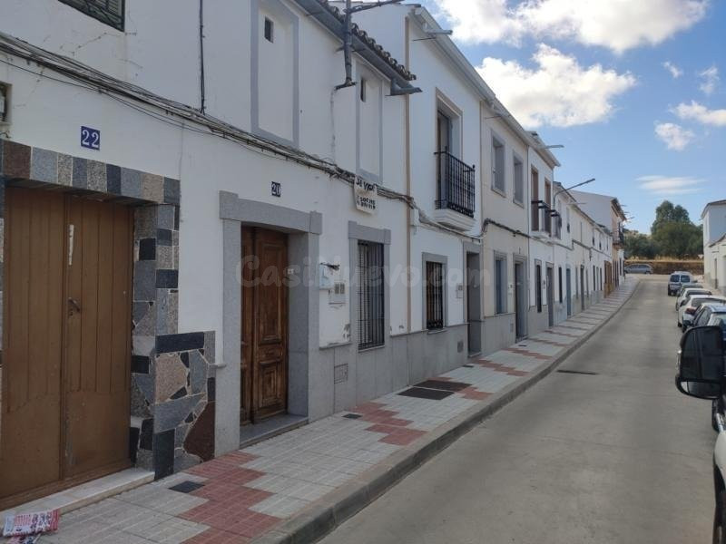 CASA ADOSADA EN VENTA EN CASTUERA