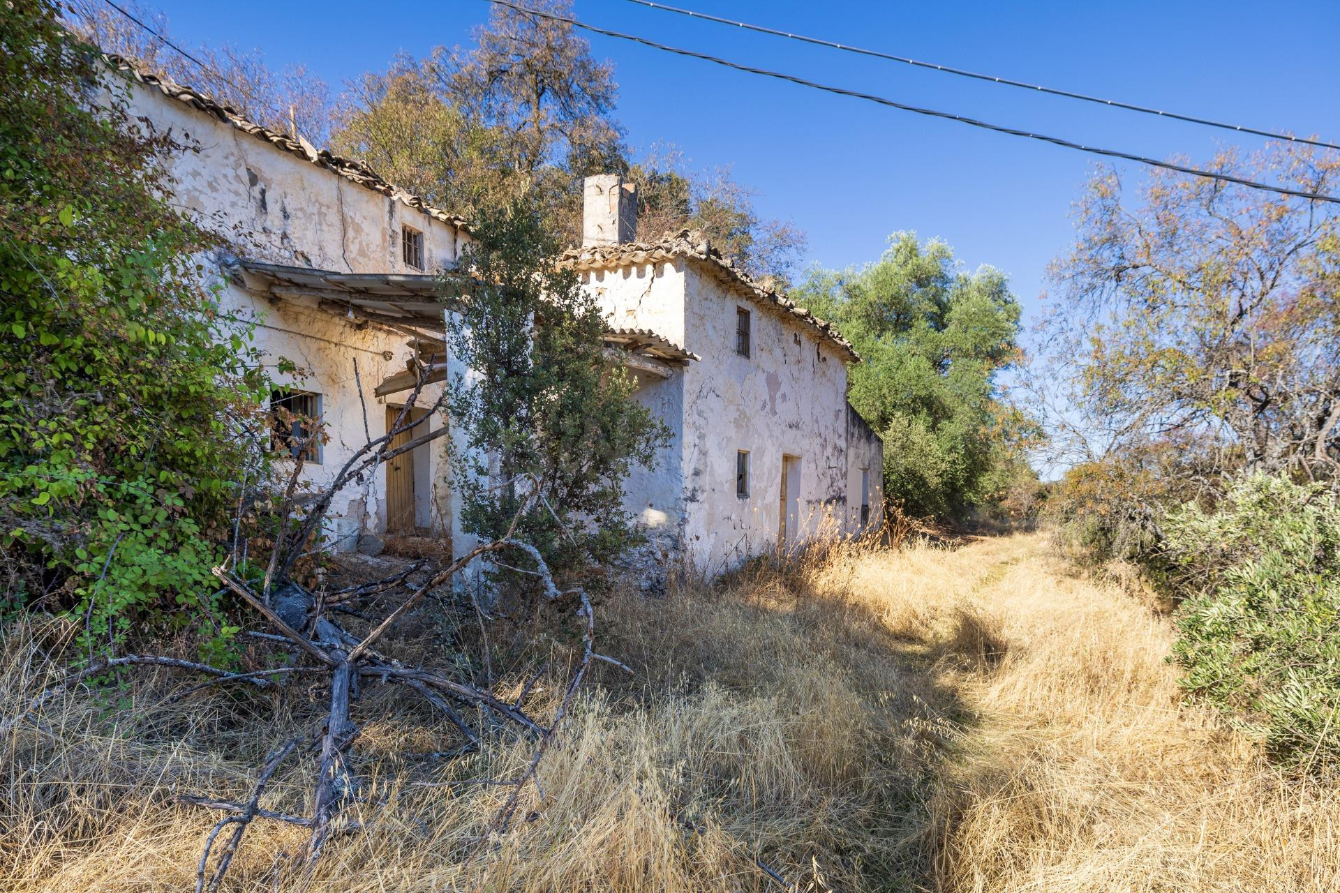 En uno de los pueblos más bonitos de España, finca ideal para rehabilitar y usar como alojamiento turístico