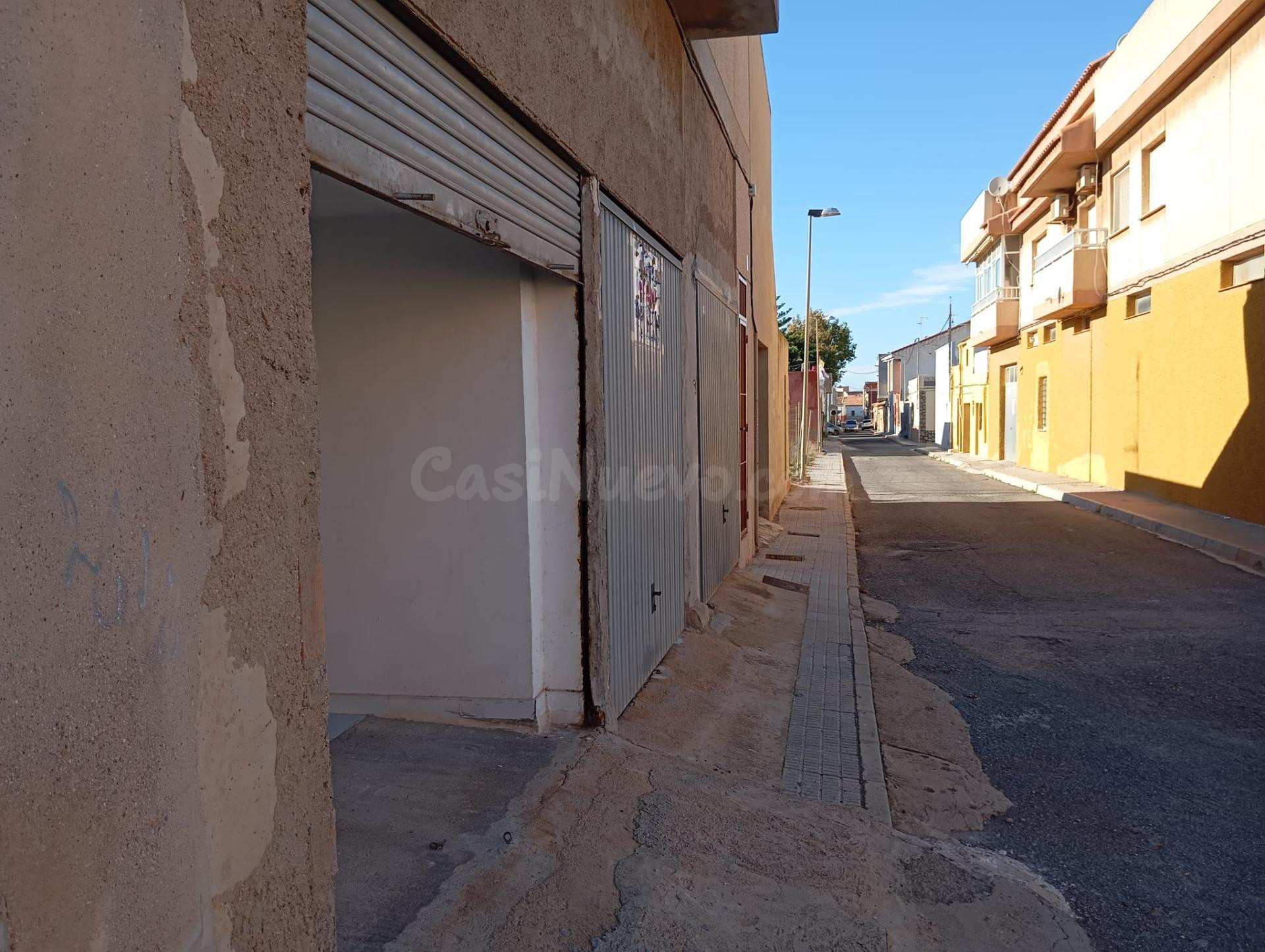 Oportunidad en el centro de El Algar (Cartagena): cochera con altillo