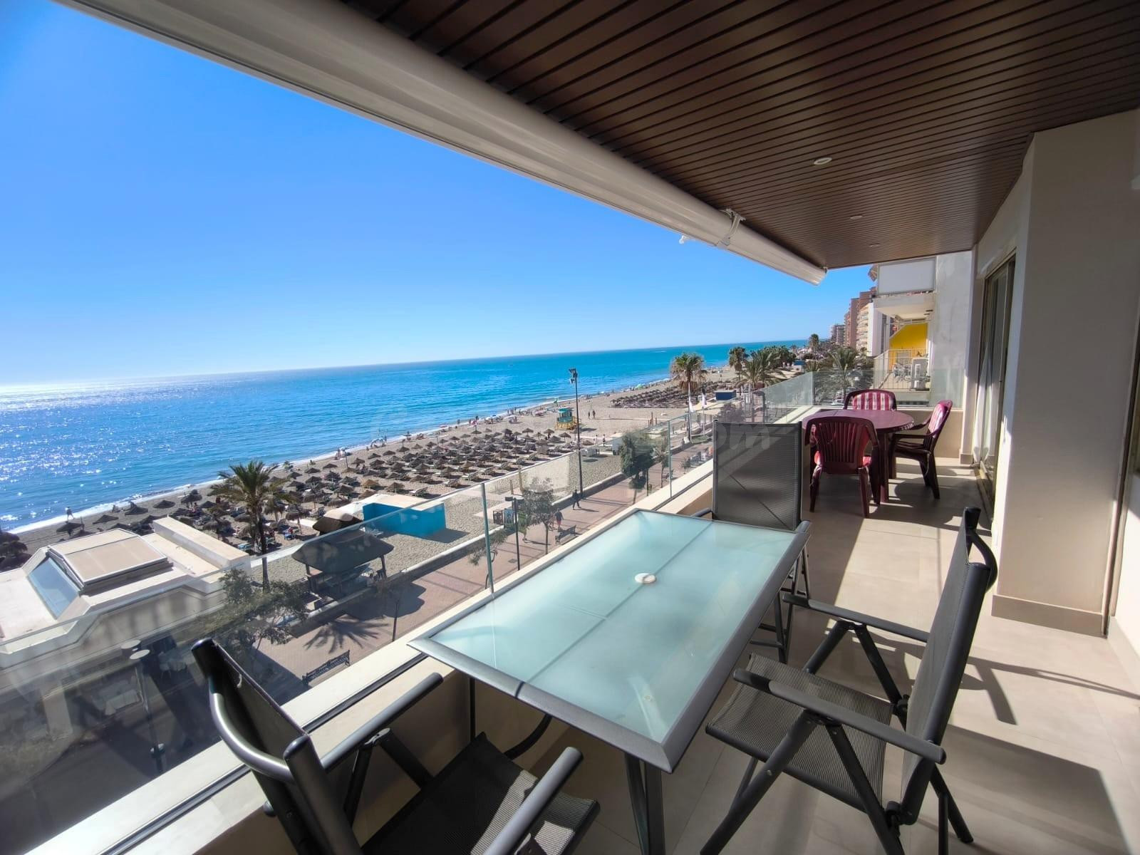 PRIMERA LÍNEA DE PLAYA. ZONA CENTRO DE FUENGIROLA. 3 DORMITORIOS. 2 BAÑOS. 1 ASEO