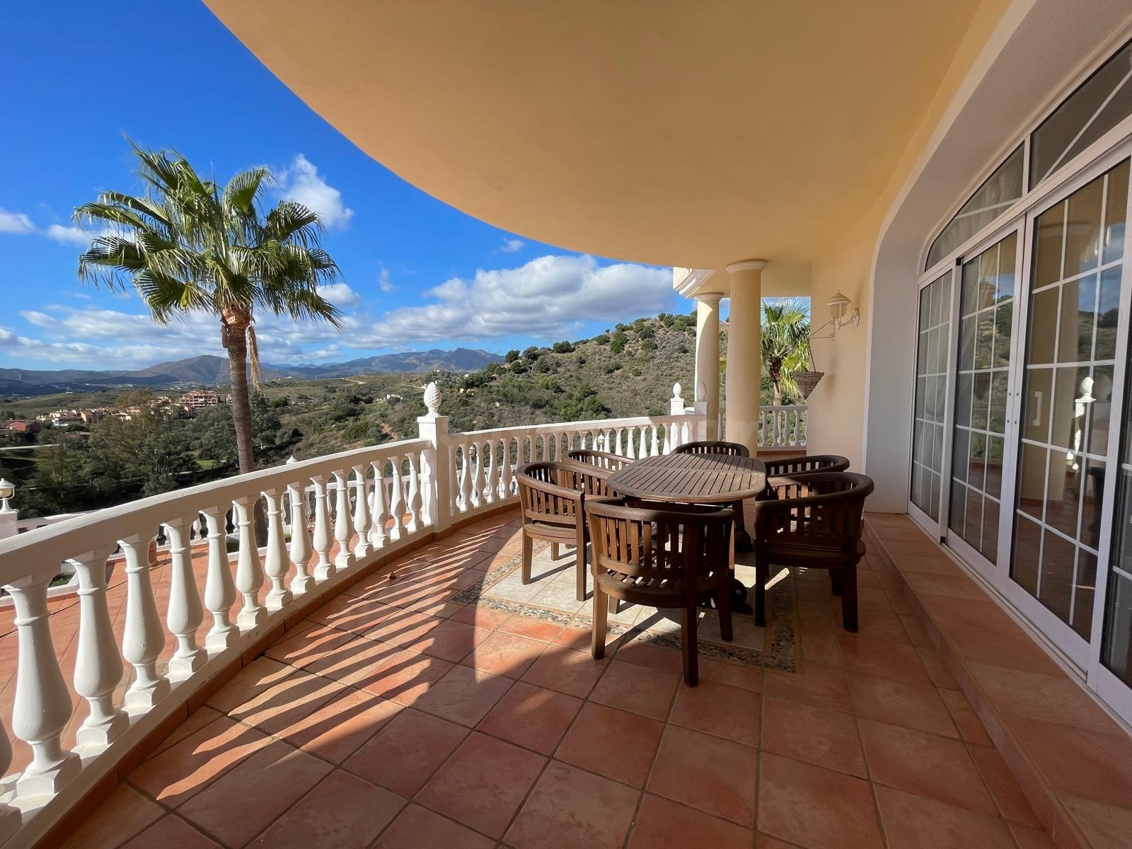 Exclusiva villa en Mijas Golf con vistas a la montaña y piscina privada